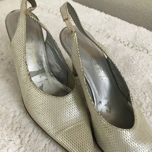 Sliver pointed heel  sling back. Petra